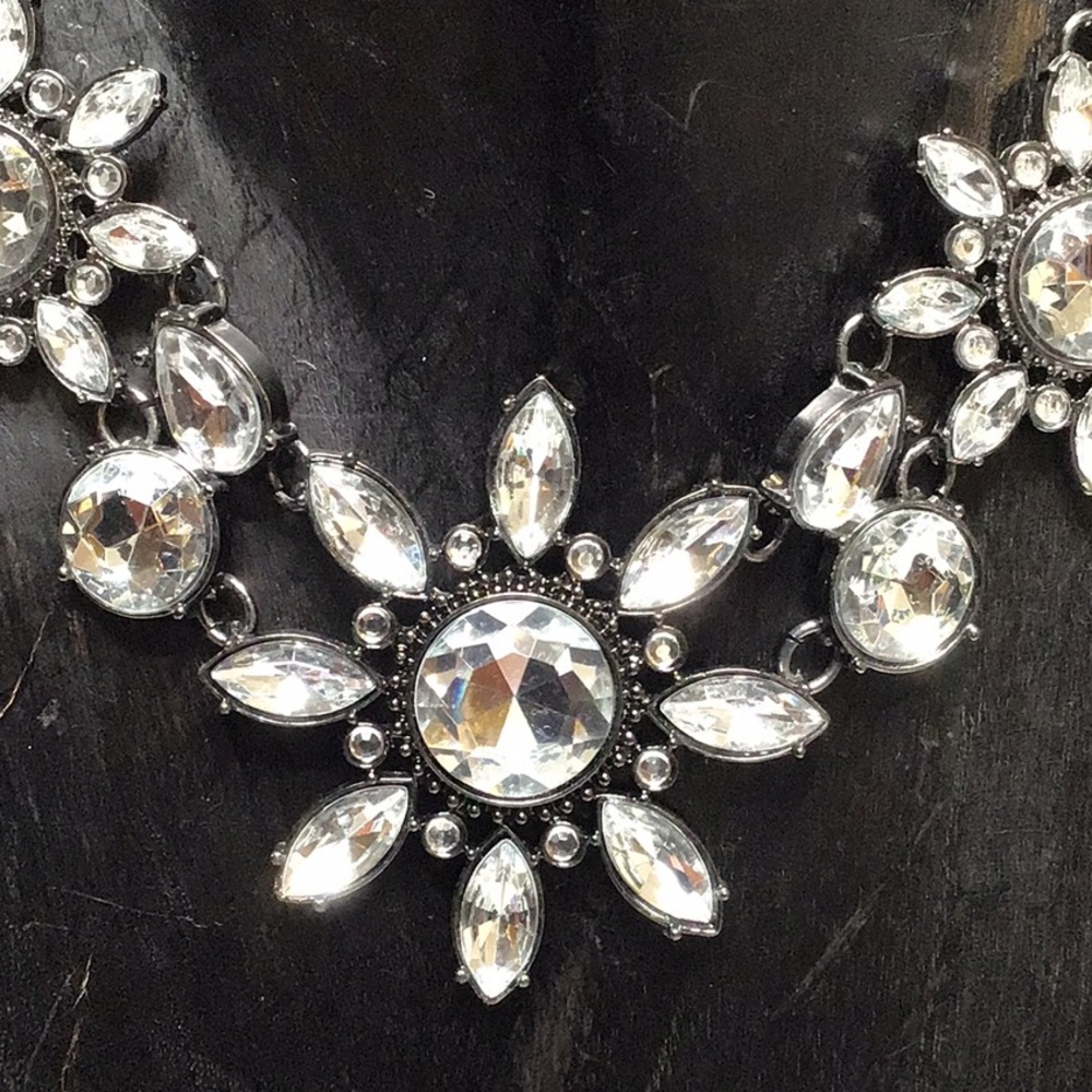 Big flower rhinestone statement necklace silver